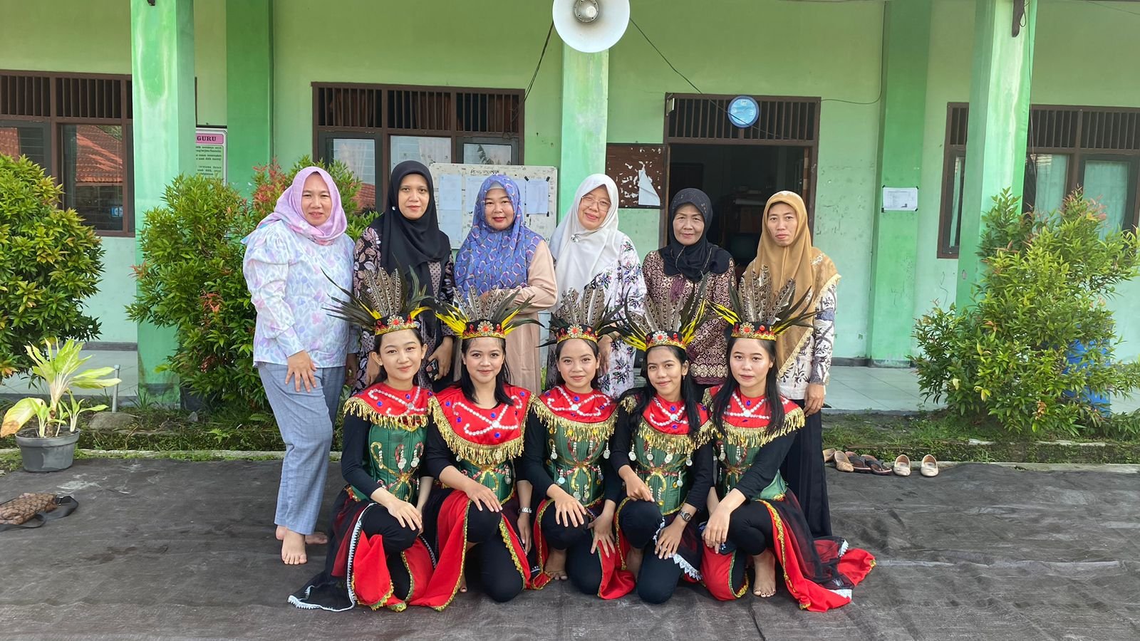 Kegiatan Para Siswi pada Tari Daerah